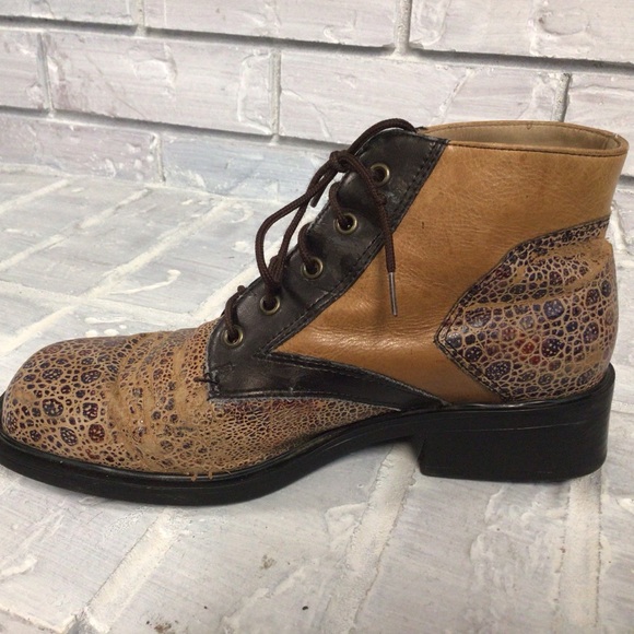 NYCOLE ST LOUIS - Truly unique lace up leather boots - Size 7.5 B - Picture 3 of 14